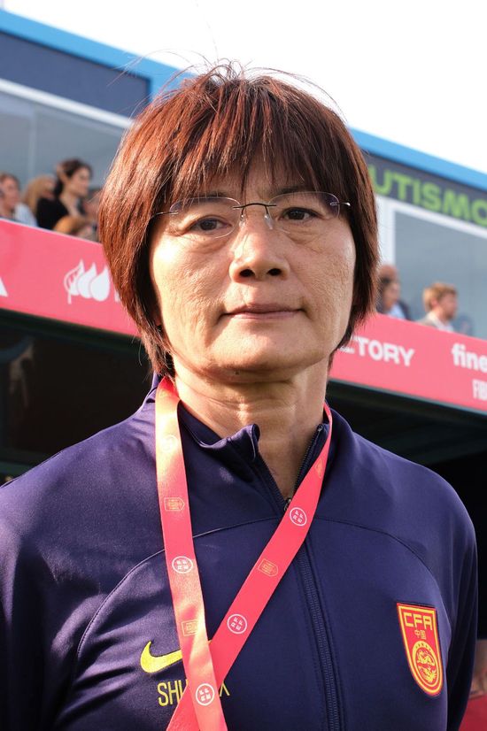 贾樟柯《小武》这些年轻的导演大多是以体制外的独立制片人的角色进人影坛的，像张元拍《妈妈》、《儿子》，何建军拍《悬恋》和《邮差》，王小帅拍《冬春的日子》、《十七岁的单车》，章明拍《巫山云雨》，贾樟柯拍的《小武》、《站台》等，这些影片充分展现了导演的个性和思考，将更多的关注给与了边缘的社会层面，有较多时代特色符号和精英文化因素。
